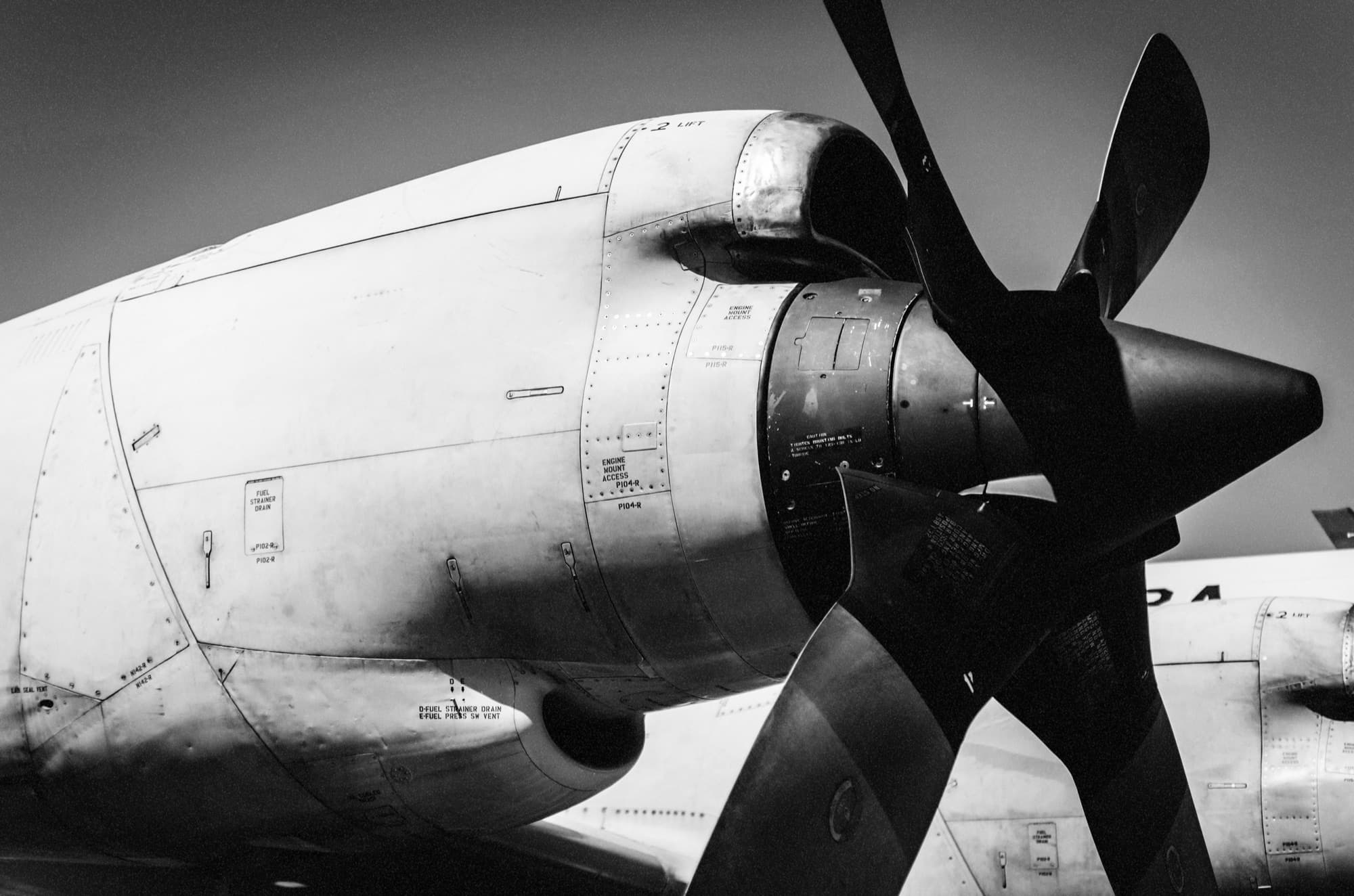 Propeller aircraft engine cowling